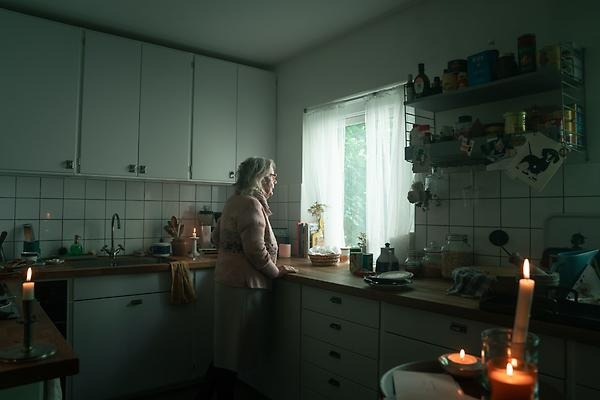 Äldre kvinna i kök utan el