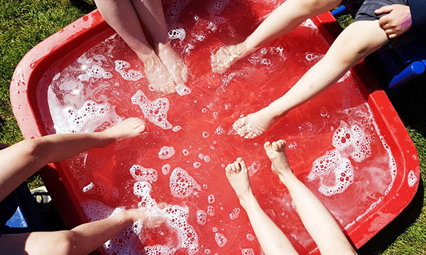 Barn som badar fötterna