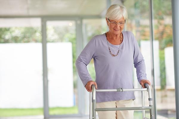 Kvinna med rollator
