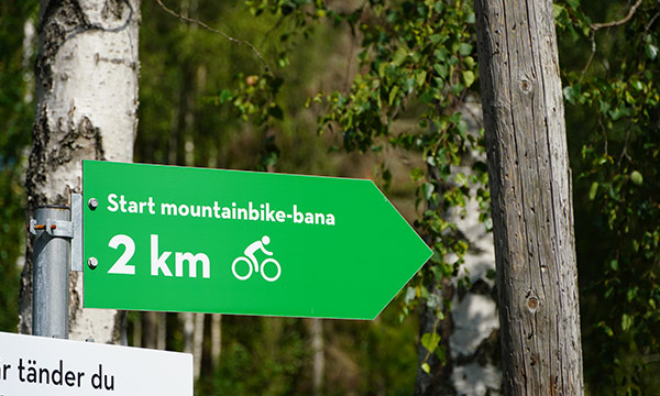 Skylt vid mountainbike-bana
