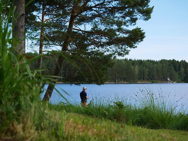 Man som fiskar