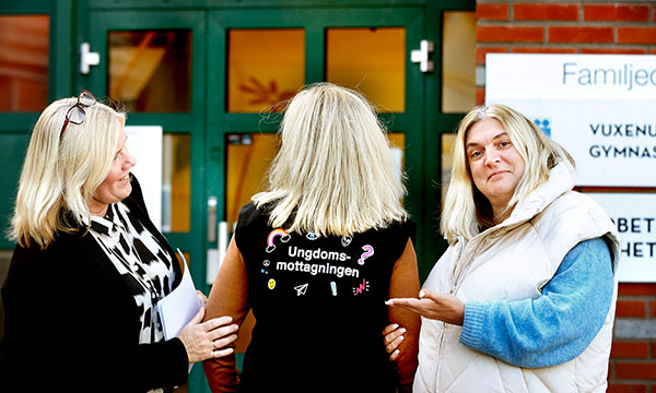 Tre kvinnor framför entrén till familjecentralen och ungdomsmottagningen