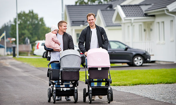 Män som på barnvagnspromenad på gata i Grums