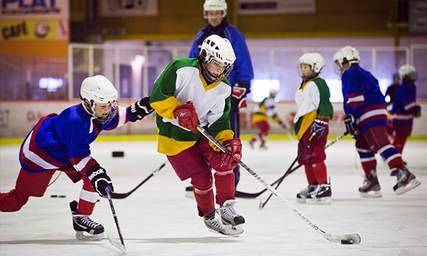 Barn som spelar ishockey
