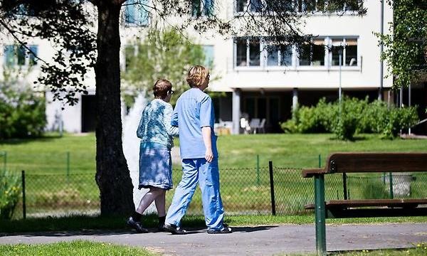 Två kvinnor som promenerar utanför Järpegatan äldreboende